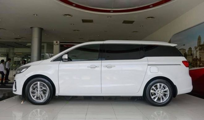 Xe Hoàng Công  Bên hông xe Sedona 7 chỗ 
