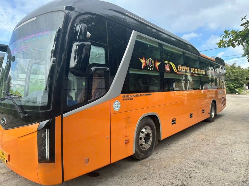 Xe Duy Khánh Limousine Bên hông xe 