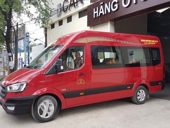 Xe Ninh Quỳnh Car Vip Bên hông xe Limousine 9 chỗ VIP