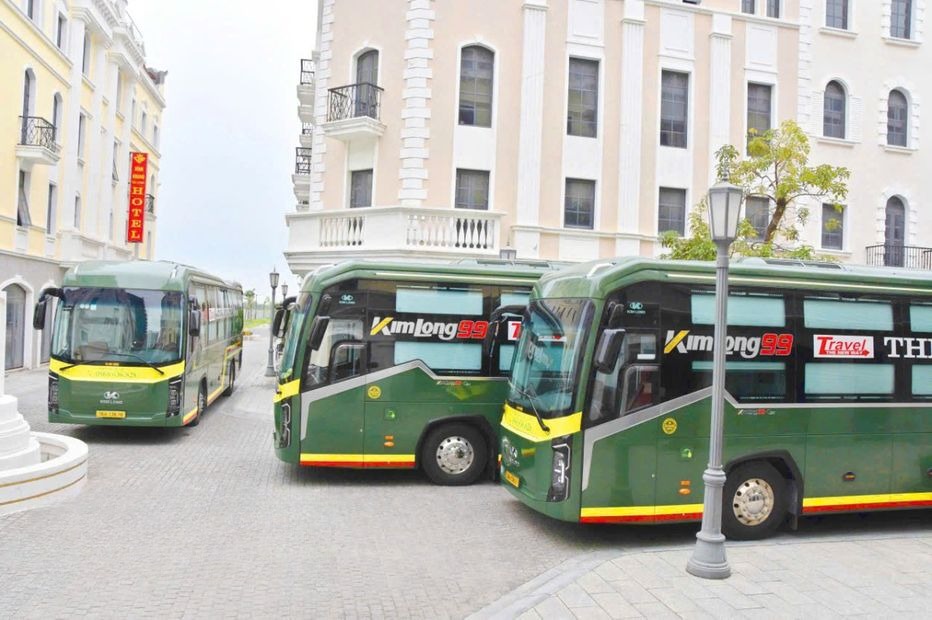 Xe Green Bus (Quảng Ninh) Mặt trước xe Bên hông xe Cabin 22 phòng đôi