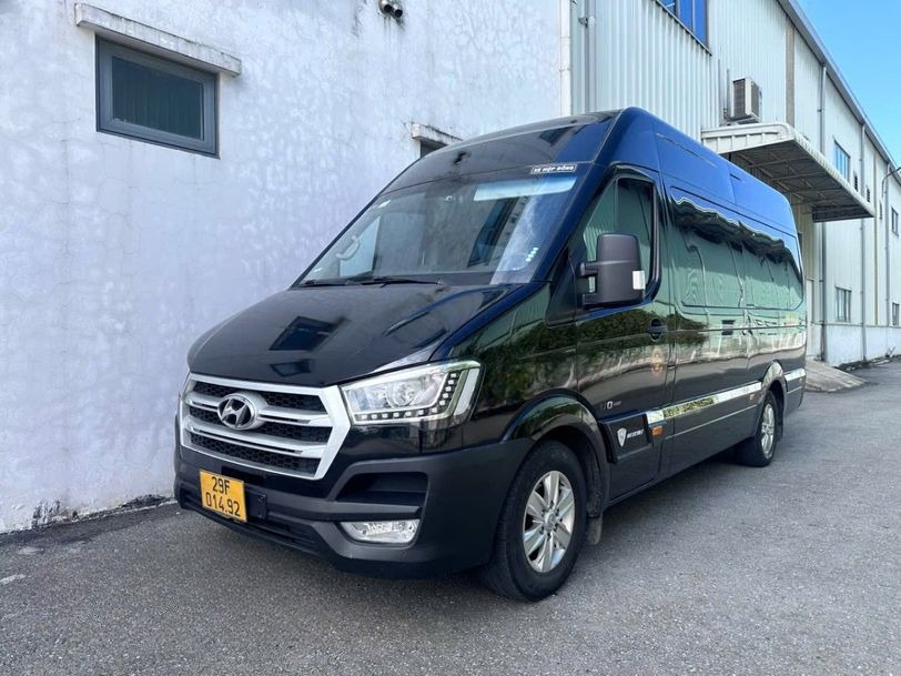 Xe Thu Trang Limousine Bên hông xe Limousine 11 chỗ