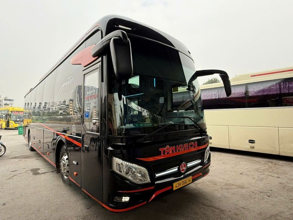 Xe Tân Kim Chi Mặt trước xe Bên hông xe Limousine giường nằm 36 chỗ (Mercedes-Benz)