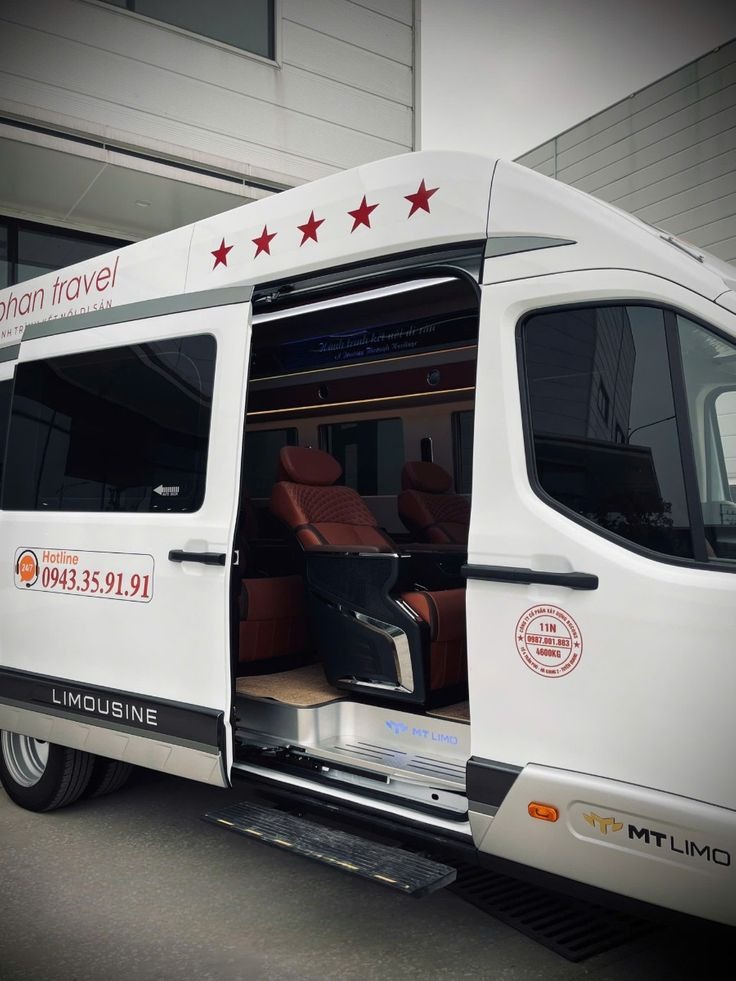 Xe Phan Travel Bên hông xe Limousine 11 chỗ 
