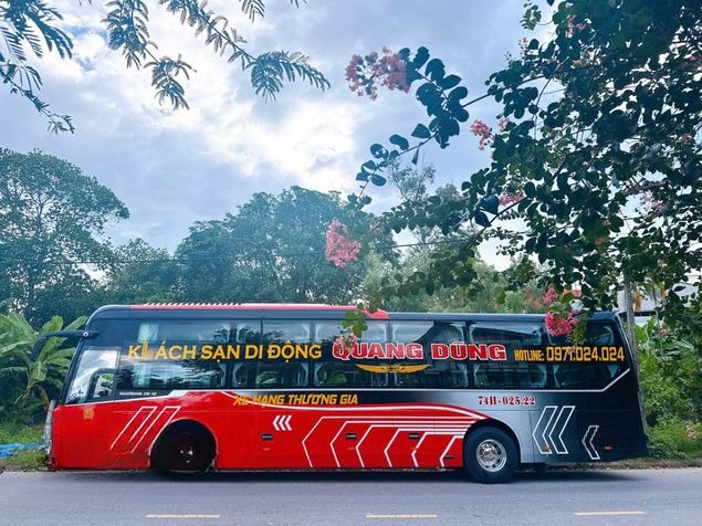 Xe Quang Dũng Opentour Bên hông xe Limousine 32 phòng (WC)