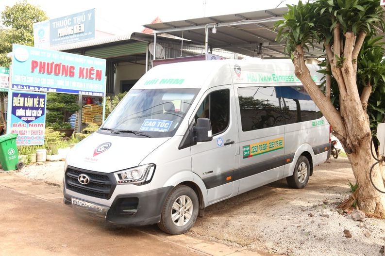 Xe Hải Nam (Sông Ray) Mặt trước xe Bên hông xe Ghế ngồi 16 chỗ