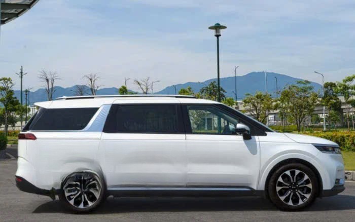 Xe Thuận Phát Limousine Bên hông xe Xe 7 chỗ 