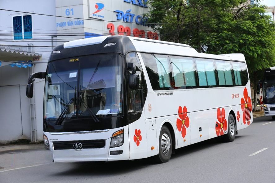 Xe Hải Phòng Travel Bên hông xe Mặt trước xe Limousine 28 chỗ