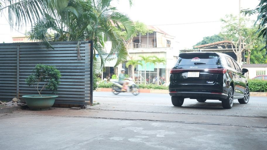 Xe Xe Nhà Mình 72 Mặt sau xe Xe điện 7 chỗ BYD