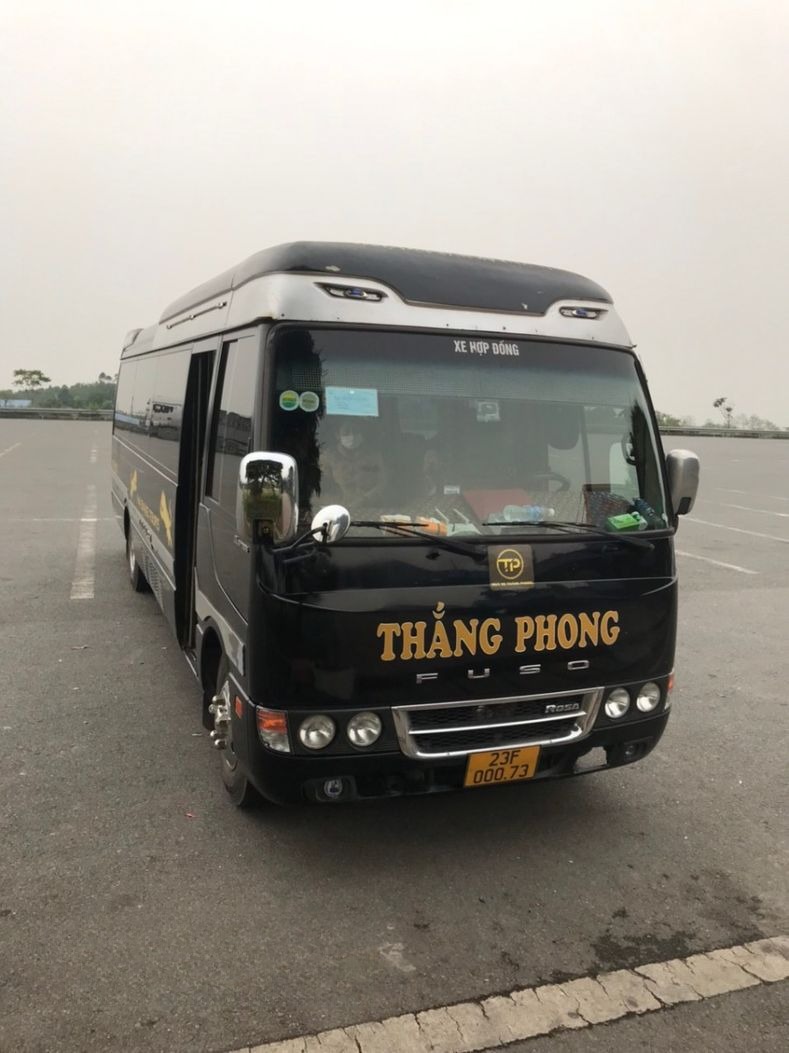 Xe Thắng Phong Limousine Bên hông xe Limousine 13 chỗ