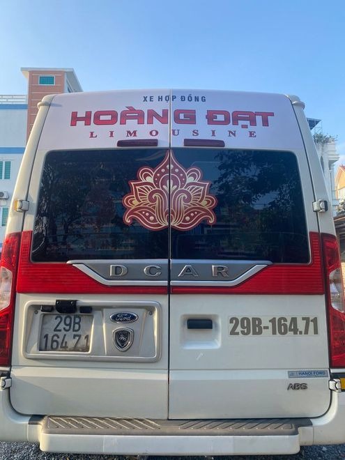 Xe Hoàng Đạt Luxury Mặt sau xe Limousine 9 chỗ