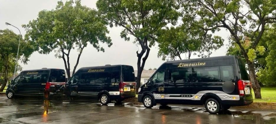 Xe Trùng Khánh Limousine Bên hông xe Limousine 9 chỗ