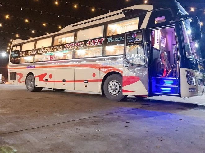 Xe Ngọc Ánh (Sài Gòn) Bên hông xe Limousine giường phòng 22 chỗ