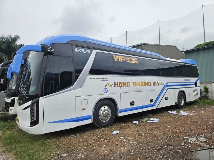 Xe Phú Quý Buslines Bên hông xe Limousine 28 Ghế Nằm