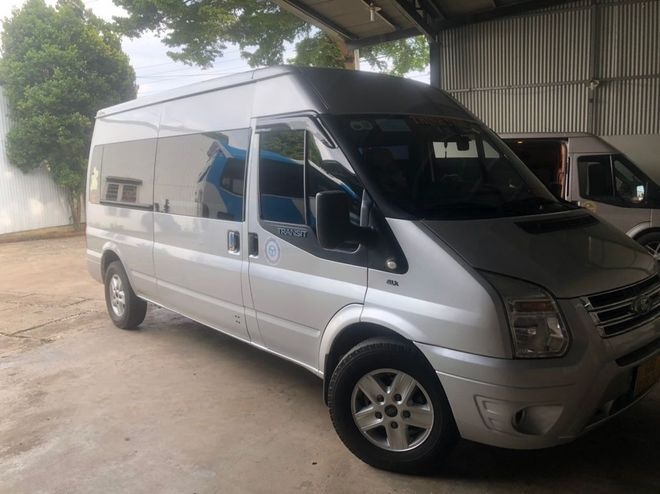 Xe Thịnh Thái Limousine Mặt trước xe Bên hông xe Limousine 15 chỗ