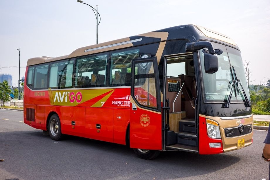 Xe AVIGO Bên hông xe Limousine 18 chỗ