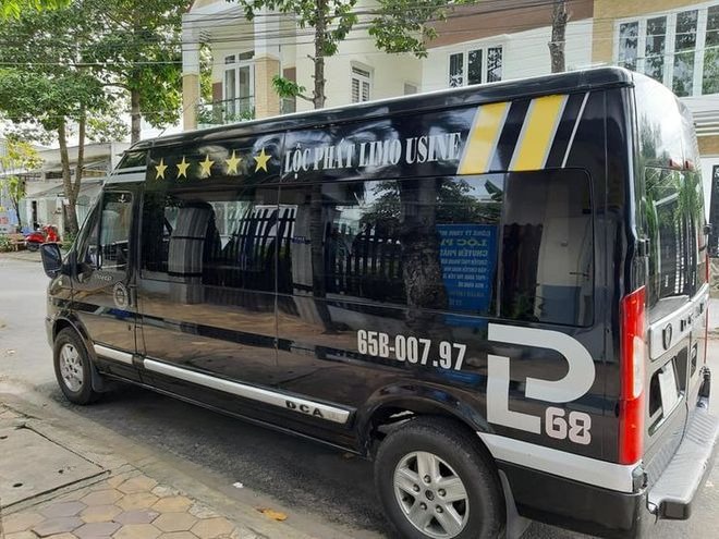 Xe Lovabus Bên hông xe Limousine 9 chỗ VIP