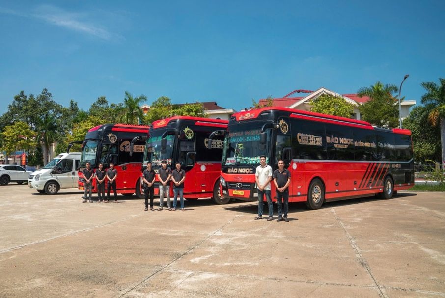 Xe Bảo Ngọc (Đà Nẵng) Bên hông xe Limousine 34 phòng VIP
