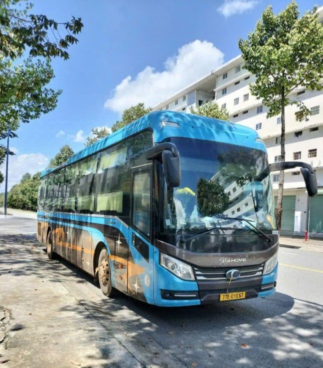 Xe Hưng Thủy (Bình Định) Mặt trước xe Bên hông xe Limousine giường phòng 24 chỗ