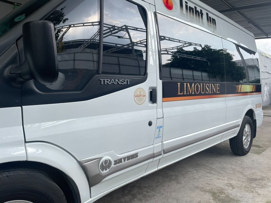 Xe Light Up Limousine Bên hông xe Limousine 10 chỗ