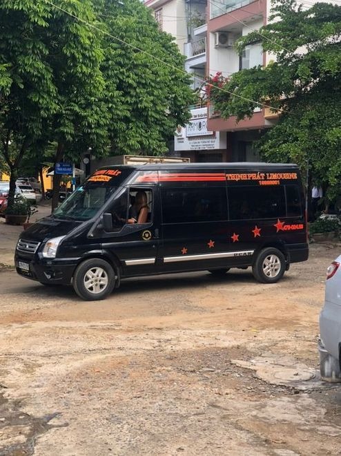 Xe Lovabus Bên hông xe Mặt trước xe Limousine 9 chỗ