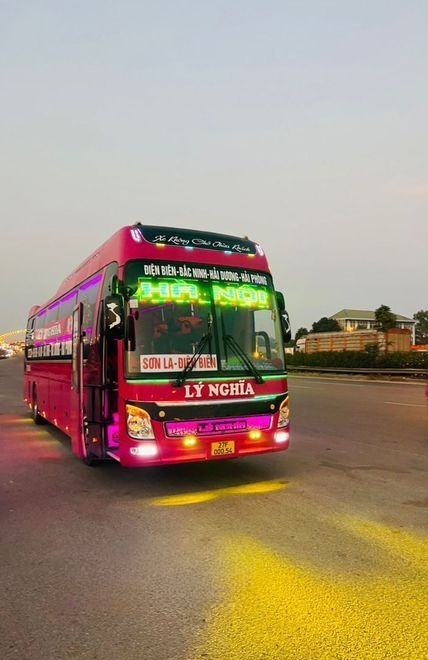 Xe Lý Nghĩa Mặt trước xe Giường nằm 38 chỗ