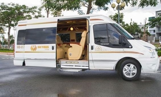 Xe Ánh Minh Limousine Bên hông xe Limousine 9 chỗ VIP