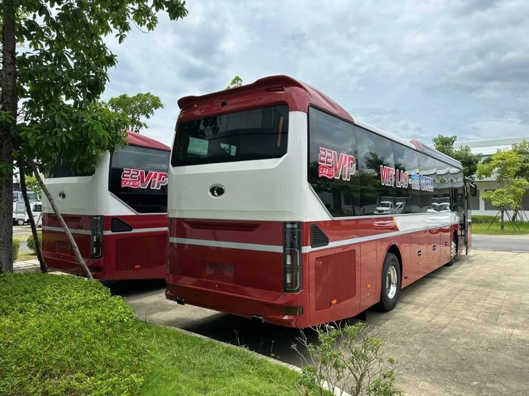 Xe Việt Lào (Đà Nẵng) Mặt sau xe Bên hông xe Limousine 24 phòng VIP