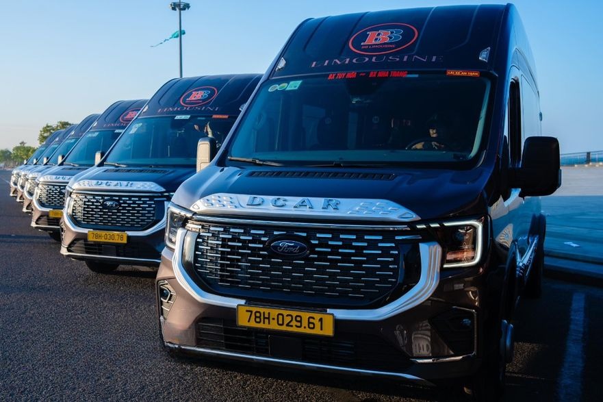 Xe BB Limousine Mặt trước xe Limousine 12 chỗ