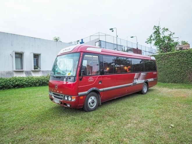 Xe Pumpkin Limousine Bên hông xe Mặt trước xe Limousine 18 chỗ VIP