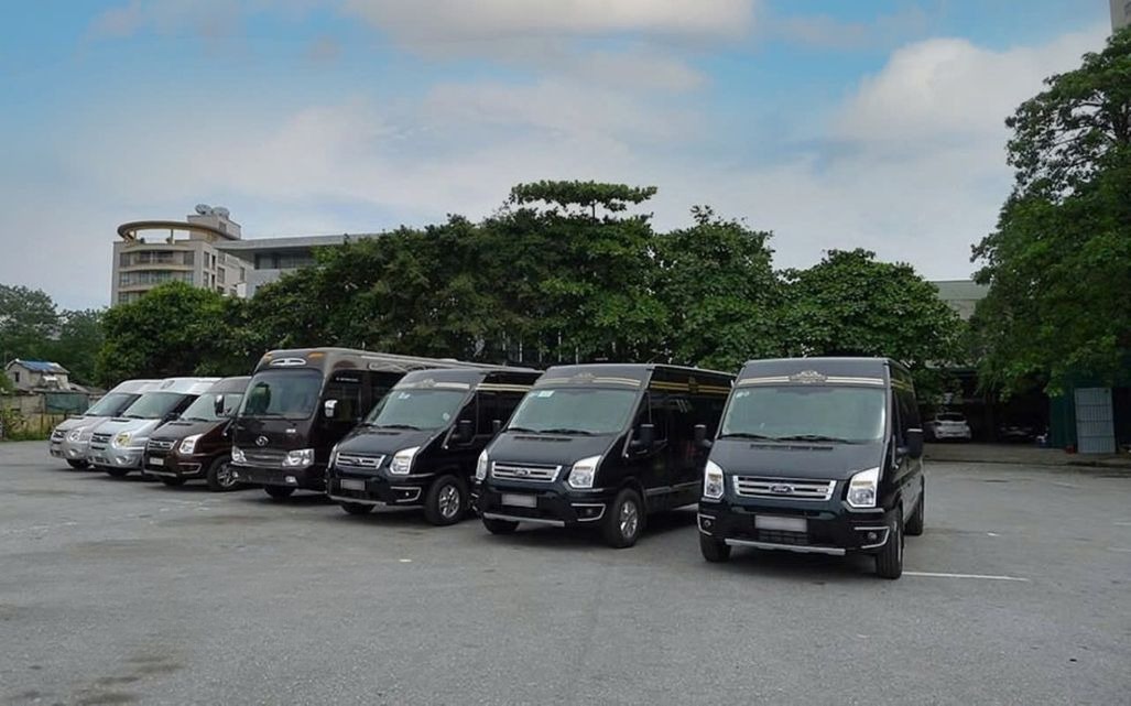Xe Pu Luong Excursions  Mặt trước xe Limousine 9 chỗ