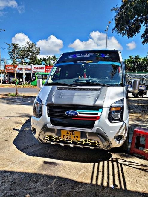 Xe Thịnh Thái Limousine Mặt trước xe Limousine 9 chỗ