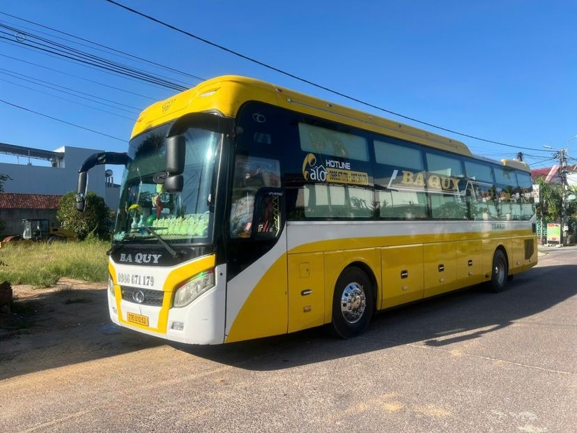 Xe Ba Quy  Bên hông xe Limousine 32 chỗ