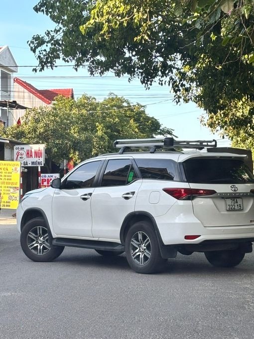 Xe Limousine Duy Tân Bên hông xe Fortuner 7 chỗ