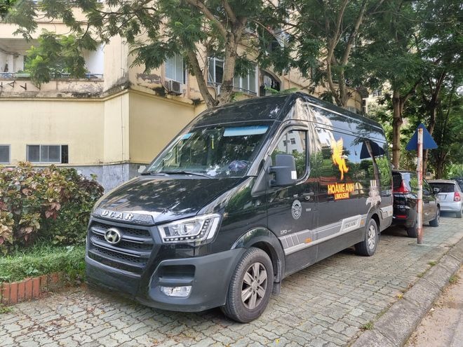 Xe Hoàng Anh Limousine Mặt trước xe Limousine 11 chỗ VIP