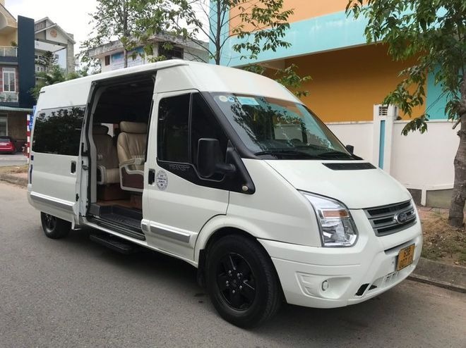 Xe Lovabus Mặt trước xe Limousine 9 chỗ VIP