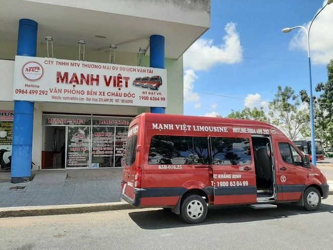 Xe Mạnh Việt Limousine Bên hông xe Limousine 9 chỗ