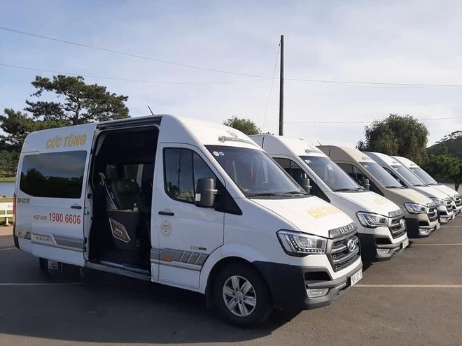 Xe Cúc Tùng  Bên hông xe Mặt trước xe Limousine 9 chỗ