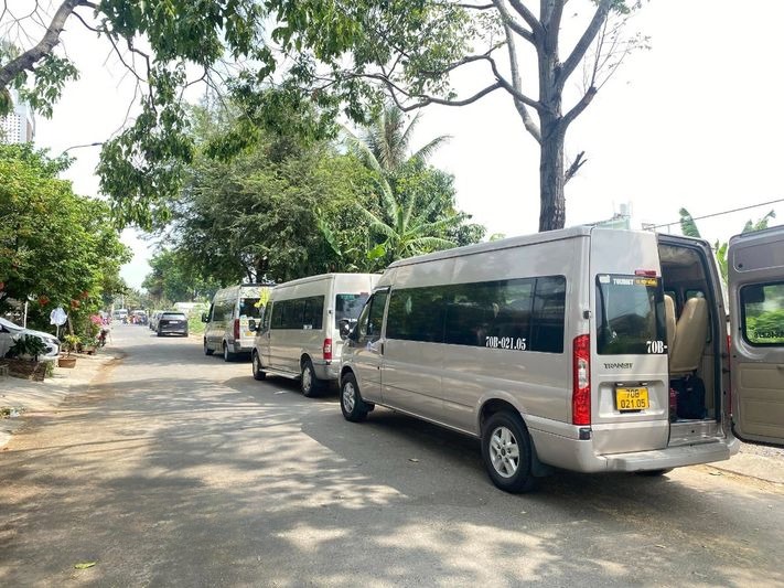 Xe Thanh Hoàng Mặt sau xe limousine 16 chỗ 