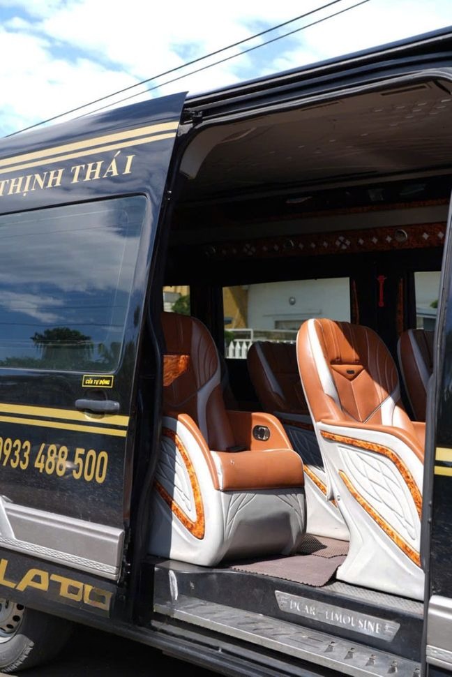Xe Thịnh Thái Limousine Nội thất Bên hông xe Limousine 11 chỗ
