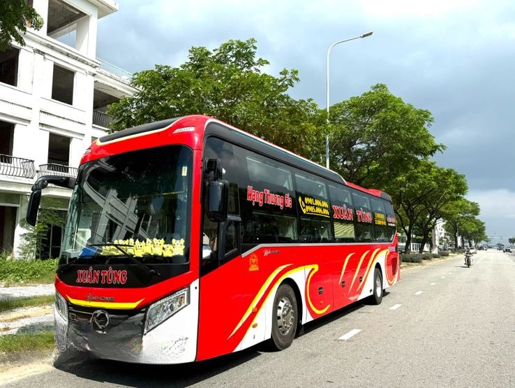 Xe Xuân Tùng Mặt trước xe Bên hông xe Limousine 22 phòng WC