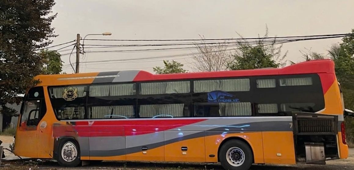 Xe Lux Express Tài Phát Bên hông xe Limousine 34 Phòng