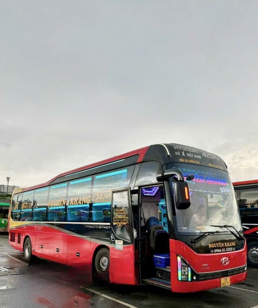 Xe Nguyên Khang Limousine Bên hông xe Mặt trước xe Limousine 24 phòng