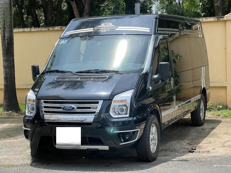 Xe Minh Châu Limousine Bên hông xe Limousine 9 chỗ