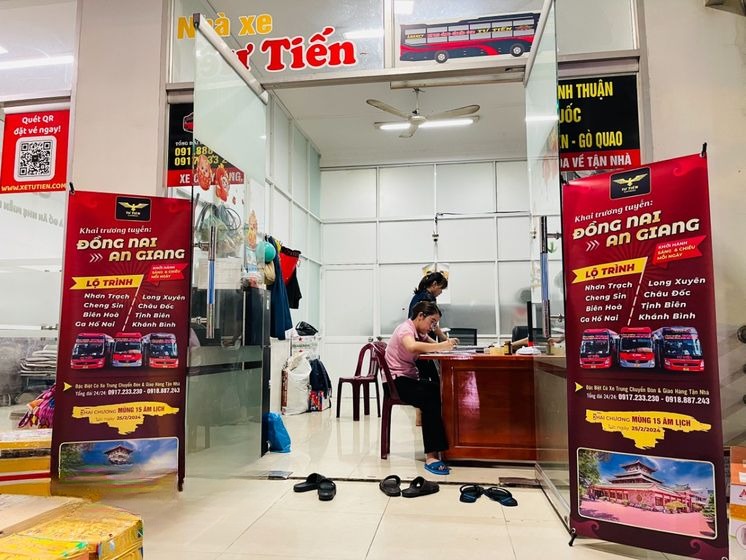 Xe Tư Tiến Tiện ích Giường nằm 40 chỗ