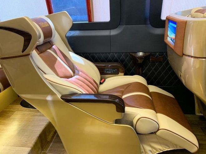 Xe Lovabus Ghế ngồi Nội thất Tiện ích Limousine 9 chỗ