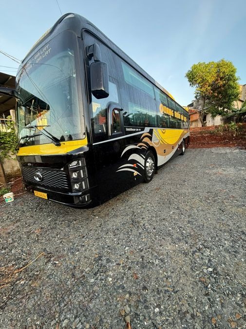 Xe Quang Hiếu Bên hông xe Limousine 34 phòng
