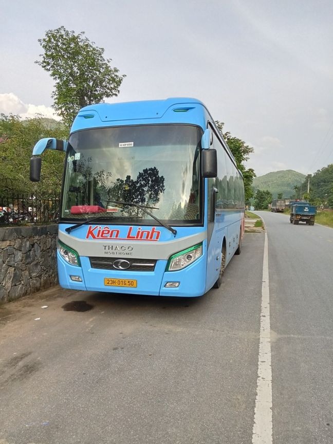 Xe Kiên Linh Bên hông xe Xe Limousine giường phòng 34 chỗ