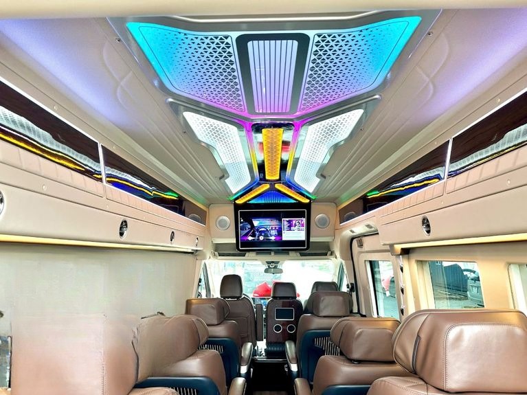 Xe Thu Trang Limousine Nội thất Limousine 11 chỗ