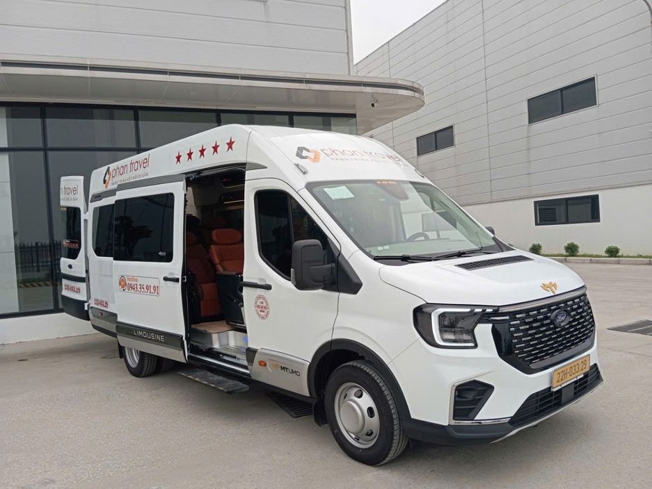 Xe Phan Travel Mặt trước xe Limousine 11 chỗ 