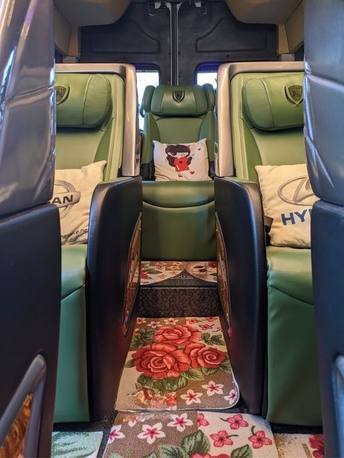 Xe Trúc Lên Nội thất Solati Limousine 9 chỗ 